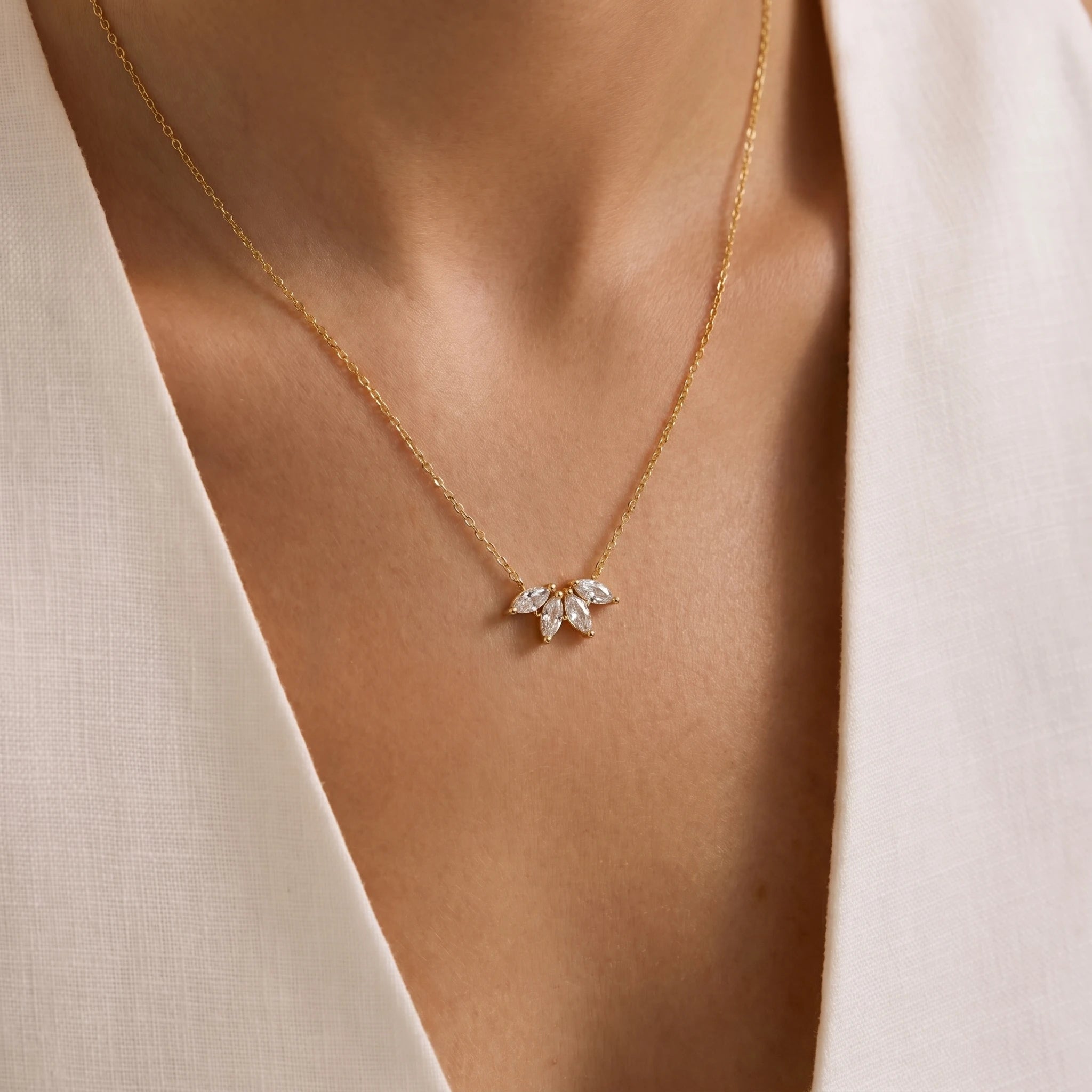 Elegant Gold Pendant Necklace for Women – Minimalist Fashion Jewelry Gift