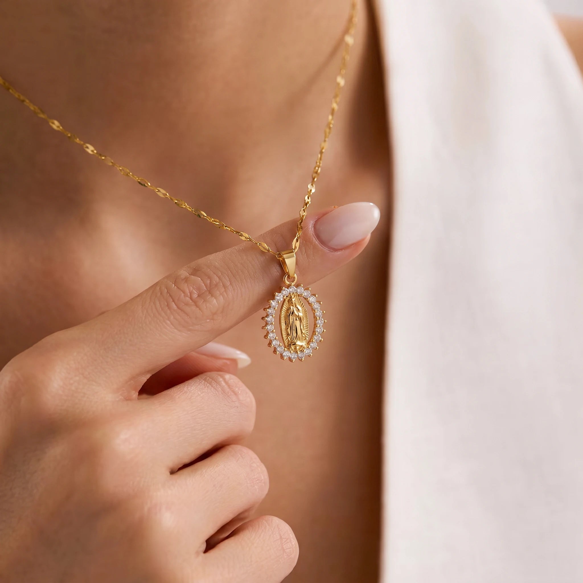 Elegant Gold Pendant Necklace for Women – Minimalist Fashion Jewelry Gift