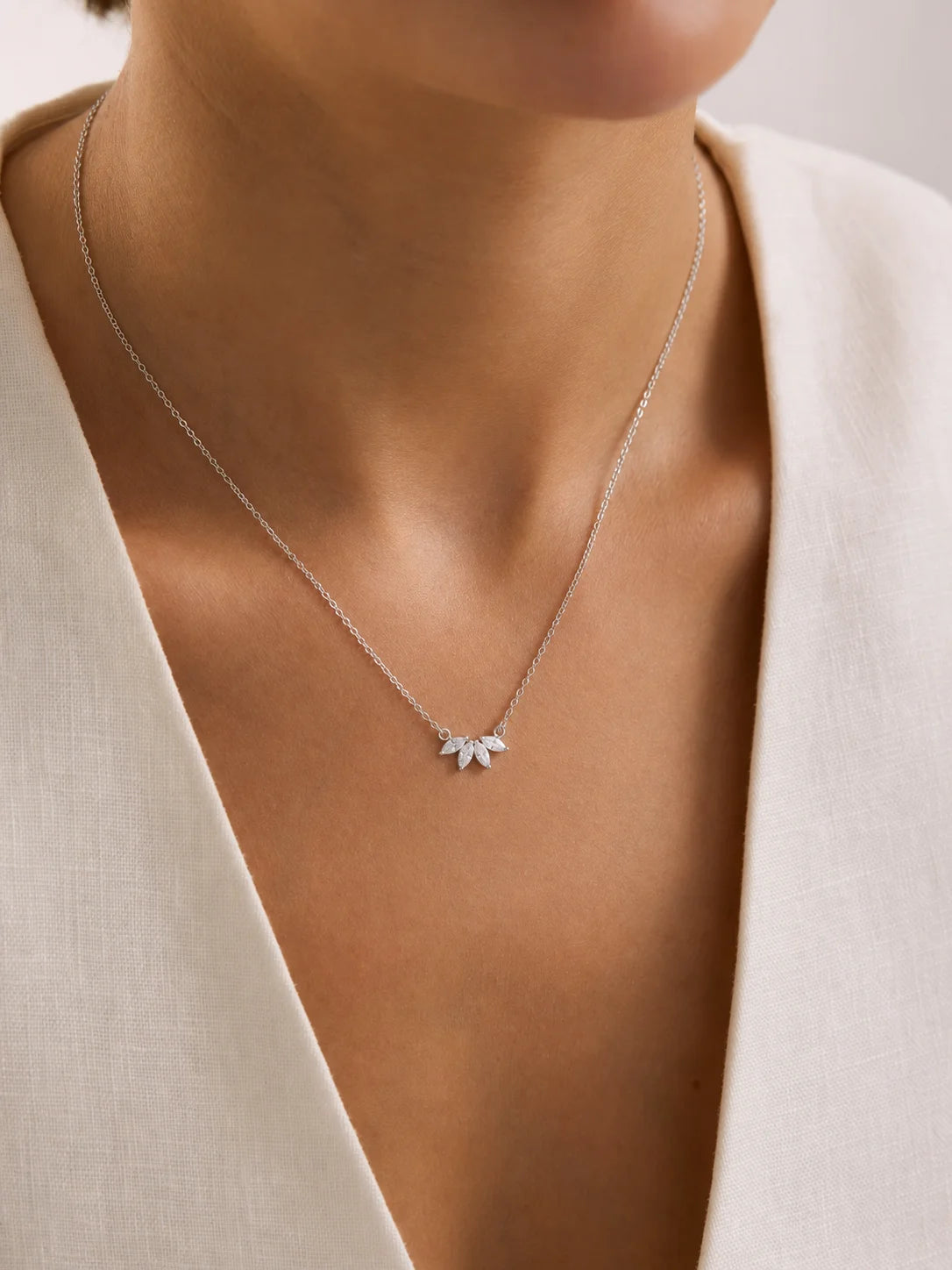 Elegant Gold Pendant Necklace for Women – Minimalist Fashion Jewelry Gift